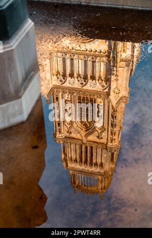 Reflexion der Kathedrale von Orleans auf dem Wasser, Sainte-Croix Square, Orleans, Frankreich. Stockfoto