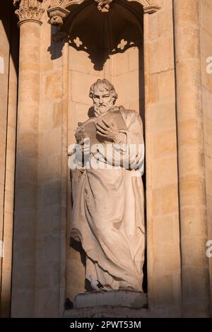 Dekorative architektonische Details an der Fassade der Kathedrale Sainte Croix in Orleans, Frankreich. Stockfoto