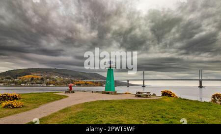 Grüner Leuchtturm von Inverness Schottland am Carnac Point und Blick auf die Kessock Bridge im Frühling Stockfoto