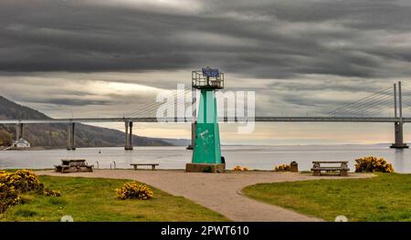 Grüner Leuchtturm von Inverness Scotland am Carnac Point und Blick auf die Kessock Bridge Stockfoto