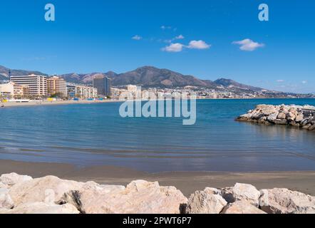 Fuengirola bietet einen Blick auf Spanien von Playa los Boliches bis hin zu Bergen mit blauem Mittelmeer und Himmel Stockfoto