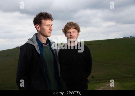 Ollie Judge und Anton Pearson von der Band Squid. Fotografiert an Adams Grab, Milk Hill, Wiltshire. Stockfoto