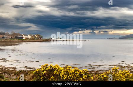 Blick auf Inverness, Schottland, das alte Fährbüro und die Helling auf der Beauly Firth Stockfoto