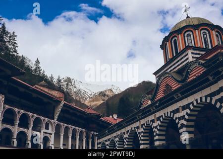 Rila-Kloster „Sveti Ivan Rilski“ (das Kloster des Heiligen Johannes von Rila), UNESCO-Weltkulturerbe Östliches orthodoxes Kloster Schneeräumgebirge Stockfoto