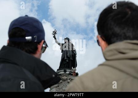 Paris, Frankreich. 1. MAI 2023. Die Menschen klettern auf die Statue „efige de la republique“ und tragen eine gelbe Weste mit der Aufschrift „Macron Demission“, in der sie um Macrons Rücktritt am Internationalen Tag der Arbeiter, auch Mai oder Tag der Arbeit, bitten. Mehrere Gewerkschaften haben einen nationalen Streik in Frankreich gefordert, um den laufenden Kampf gegen Macron aufrechtzuerhalten Die Rentenreform, die von der Regierung gebilligt wurde, um das Rentenalter von 62 auf 64 Jahre anzuheben, ist seit Januar 2023 auf Widerstand sowohl von Gewerkschaften als auch von Bürgern gestoßen. Die Reform der Macron-Regierung beinhaltet die Verschiebung des gesetzlichen Rentenalters und ist dagegen Stockfoto