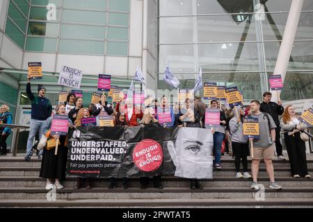 London, Großbritannien. 01. Mai 2023. Krankenschwestern versammeln sich am Eingang des University College Hospital während der 3. Arbeitskämpfe im Streit um die Bezahlung mit der britischen Regierung. Krankenpflegemitglieder des Royal College of Nursing (RCN) starteten eine weitere Welle von Arbeitsklagen von 8pm am 30. April bis zum 1. Mai 11:59pm, nachdem das Oberste Gericht entschieden hatte, muss der Streik beendet werden, bevor das Streikmandat am 2. Mai endet. Kredit: SOPA Images Limited/Alamy Live News Stockfoto