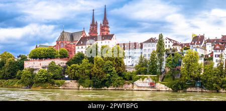 Rhein und Münsterdom in Basel mit Panoramablick auf das Wasser, nordwestliche Schweiz Stockfoto