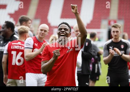 Die Spieler von Rotherham United feiern nach ihrem Siegessieg, der ihre Sicherheit bei der Sky Bet Championship nach dem Sky Bet Championship-Spiel im AESSEAL New York Stadium, Rotherham, garantiert. Foto: Montag, 1. Mai 2023. Stockfoto