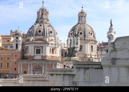 Die Kuppeln der Kirche Santa Maria di Loreto in Rom, Mittelitalien Stockfoto