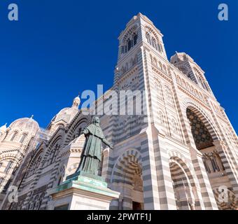 Die Kathedrale von Marseille (Kathedrale Sainte-Marie-Majeure de Marseille) ist eine römisch-katholische Kathedrale und ein nationales Denkmal Frankreichs, die sich in Marseille befindet Stockfoto