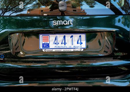 Monaco-Ville, Monaco, 20. 2023. April: Ein Autokennzeichen in Monaco, auf einem Smart Car Stockfoto
