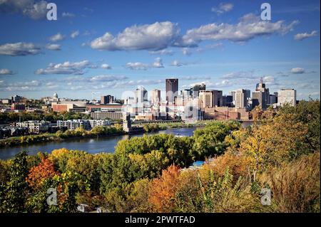 Die Hauptstadt von St. Paul und der Mississippi River von den Südklippen in Minnesota. Stockfoto