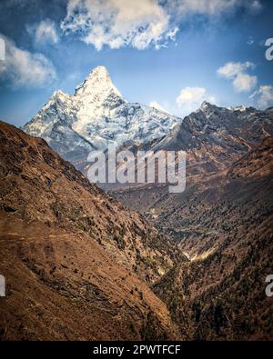 AMA Dablam kommt auf dem Weg zum Mt. Everest Bas Camp im Himalaya von Nepal. Stockfoto