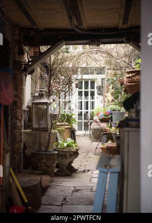 Privater Innenhof mit Angelausrüstung und Laternen in Kingsand, Cornwall, England, Europa Stockfoto