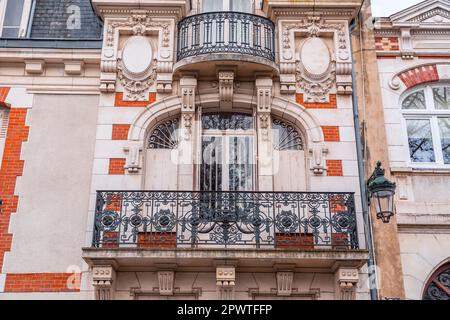 Architektonische Details aus den Straßen von Orleans, der Präfektur des Departements Loiret und der Region Centre-Val de Loire. Stockfoto