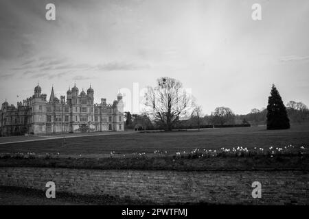 Schwarzweißbild von Burghley House and Estate in Spring bei Stamford, Lincolnshire Stockfoto