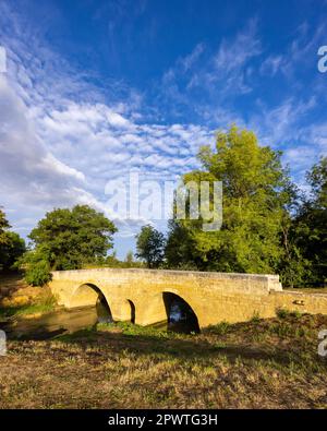 Romanische Brücke von Artigue und Fluss Osse in der Nähe von LarressSingle auf dem Weg nach Santiago de Compostela, UNESCO-Weltkulturerbe, Departement Gers, Frankreich Stockfoto