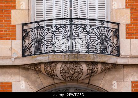Orleans, Frankreich - 21. JANUAR 2022: Architektonische Details aus den Straßen von Orleans, der Präfektur des Departements Loiret und der Region Centre- Stockfoto