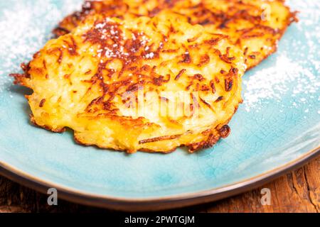 bayrische süße Hash-Browns auf einem Teller Stockfoto