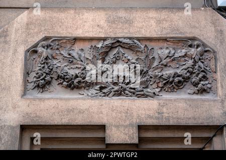 Blumenschnitzereien auf Stein, die als Türdekoration in Orleans, Frankreich, verwendet wurden. Stockfoto