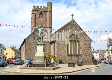 St. Marien Kirche und Herzog von Wellington Statue, Brecon, Brecon Beacons National Park, Powys, Wales, Vereinigtes Königreich Stockfoto