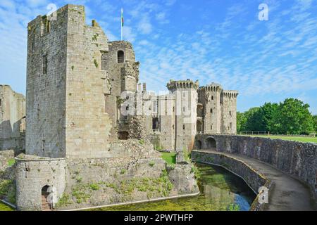 Raglan-Schloss aus dem 15. Jahrhundert, Raglan, Monmouthshire, Wales, Vereinigtes Königreich Stockfoto