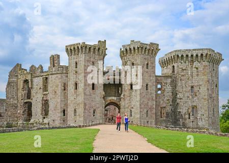 Raglan-Schloss aus dem 15. Jahrhundert, Raglan, Monmouthshire, Wales, Vereinigtes Königreich Stockfoto