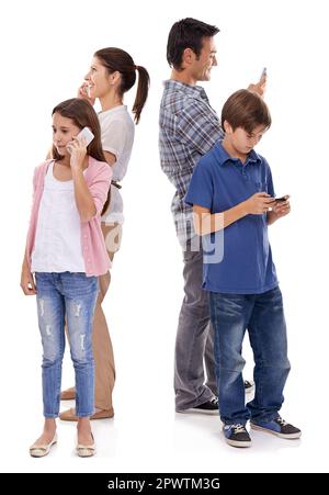Zusammen, aber getrennt. Studioaufnahme von vier Familienmitgliedern, die jeweils ihre eigenen Mobiltelefone benutzen. Stockfoto