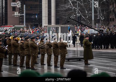 Eine Militärkapelle, die während der Unabhängigkeitszeremonie die militärischen Aufgaben wahrnimmt und die Windinstrumente (Tubas, Klarinetten, Posaunen, Trompeten) spielt Stockfoto