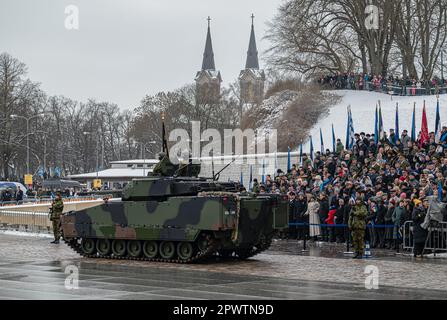 Eine Menschenmenge, die ein Infanterie-Kampffahrzeug für den Transport beobachtete, bekannt als mechanisches Infanterie-Kampffahrzeug auf dem Hauptplatz mit St. Charles's Church Stockfoto