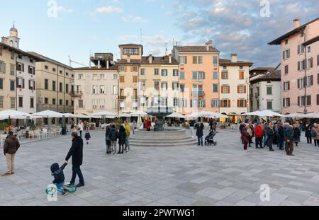 UDINE, Italien - 8. Dezember 2022: Stadtleben am Matteotti-Platz an einem Winterabend Stockfoto