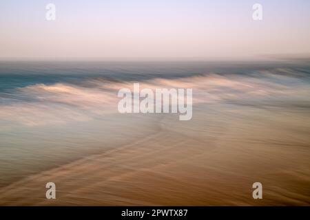Abstraktes künstlerisches Bild der Strandszene mit intentional Camera Movement (ICM). Bewegungsunschärfe erzeugt traumhafte Kunst Stockfoto