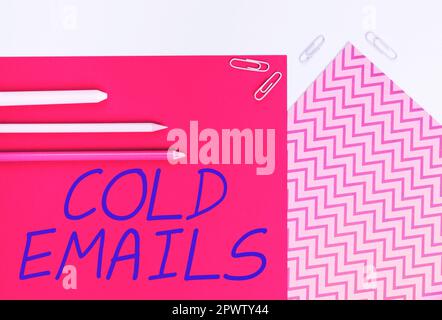 Text mit Inspiration Kalte E-Mails, Internetkonzept, unaufgeforderte E-Mails, die ohne vorherigen Kontakt an einen Empfänger gesendet werden Stockfoto