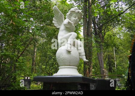 Engel im Friedhofsdenkmal am Grab einer Kinderskulptur in Form eines Engels. Stockfoto