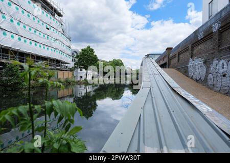 London - 05 21 2022: Pfad entlang des Grand Union Canal in der Nähe von Ladbroke Grove Stockfoto