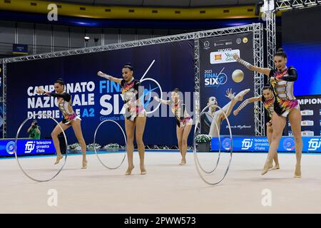 Turin, Italien. 30. April 2023. Italien, Turin 30/04/23 Pala Gianni Asti von Turin Finale sechs der Nationalen Rhythmic Gymnastics Championship Series Ein italienisches Team Farfalle 2023 (Foto: Tonello Abozzi/Pacific Press) Kredit: Pacific Press Media Production Corp./Alamy Live News Stockfoto
