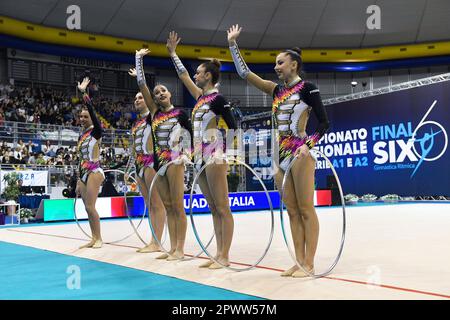 Turin, Italien. 30. April 2023. Italien, Turin 30/04/23 Pala Gianni Asti von Turin Finale sechs der Nationalen Rhythmic Gymnastics Championship Series Ein italienisches Team Farfalle 2023 (Foto: Tonello Abozzi/Pacific Press) Kredit: Pacific Press Media Production Corp./Alamy Live News Stockfoto