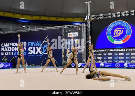 Turin, Italien. 30. April 2023. Italien, Turin 30/04/23 Pala Gianni Asti von Turin Finale sechs der Nationalen Rhythmic Gymnastics Championship Series Ein italienisches Team Farfalle 2023 (Foto: Tonello Abozzi/Pacific Press) Kredit: Pacific Press Media Production Corp./Alamy Live News Stockfoto