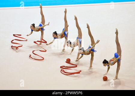 Turin, Italien. 30. April 2023. 1Italy, Turin 30/04/23 Pala Gianni Asti von Turin Finale sechs der National Rhythmic Gymnastics Championship Series Ein italienisches Team Farfalle 2023 (Foto: Tonello Abozzi/Pacific Press) Kredit: Pacific Press Media Production Corp./Alamy Live News Stockfoto