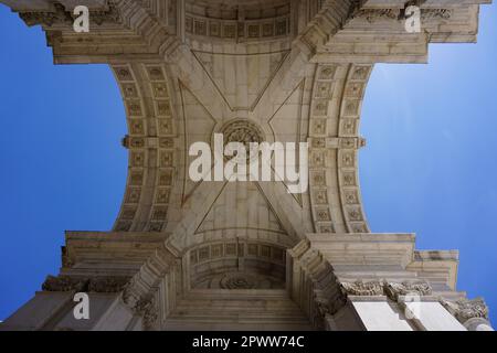 Blick von unten in den Triumphbogen der Rua Augusta, Arco da Rua Augusta, auch Arco do Triunfo, Baixa, Lissabon, Portugal Stockfoto