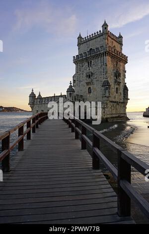 Der Torre de Belém, ein historischer Verteidigungsturm, erbaut im Manueline-Stil auf einem Felsen und steht am Ufer des Tejo in Belem, Lissabon, Portugal Stockfoto