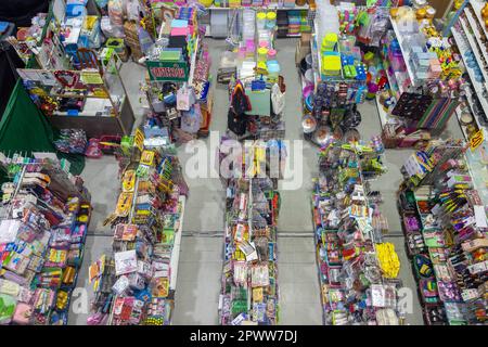 SAMUT PRAKAN, THAILAND, MÄRZ 16 2023, Multi-Specialist-Shop für billige Dinge Stockfoto