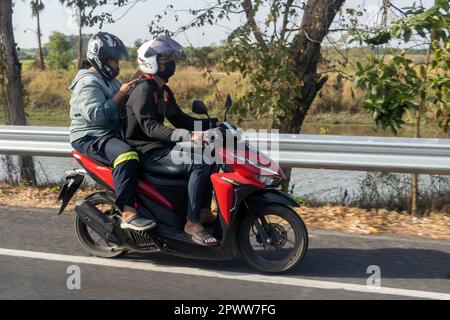 THAILAND, JANUAR 21 2023, Ein Paar fährt auf der Straße mit einem Motorrad Stockfoto