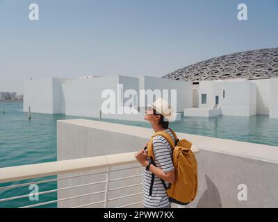 Abu Dhabi, Vereinigte Arabische Emirate - 21. März 2023 : weibliche Reisende in der Nähe des Louvre in Abu Dhabi, Vereinigte Arabische Emirate. Der Louvre ist ein neues Museum in den Vereinigten Arabischen Emiraten, das am 8. 2017. November eröffnet wurde Stockfoto