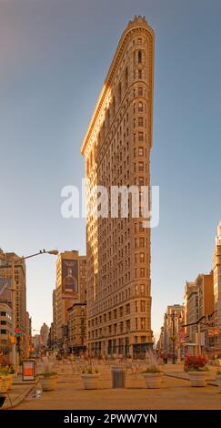 New Yorks berühmtes Flatiron Building, das im Januar 2017 von Norden aus betrachtet wird, während die Sonne den östlichen Horizont erhellt. Stockfoto