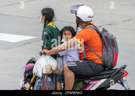 SAMUT PRAKAN, THAILAND, FEBRUAR 07 2023, Ein Mann mit kleinen Mädchen fährt Motorrad Stockfoto