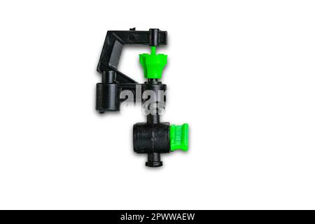 Kleiner schwarzer und grüner Kunststoff-Wassersprinkler, isoliert auf weißem Hintergrund mit Abschneideweg, Nahaufnahme, Draufsicht, horizontales Format. Stockfoto