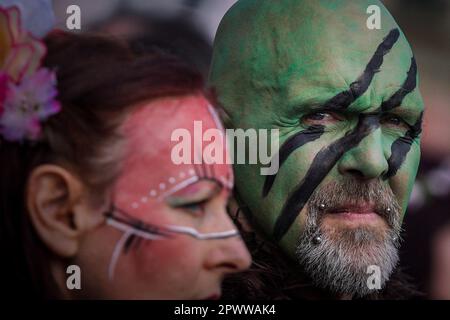 Glastonbury, Großbritannien. 1. Mai 2023 Das Beltane Celtic Festival am Maifeiertag in der Glastonbury High Street ist Teil einer heidnischen Tradition zur Feier des Sommers. Bekleidete Einheimische tanzen und folgen dem Maypole in einer Prozession mit Drachen und Druiden. Kredit: Guy Corbishley/Alamy Live News Stockfoto