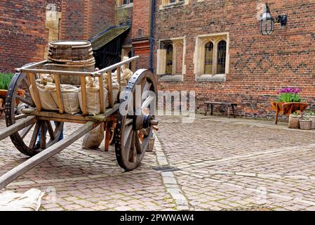 Ein alter, von Pferden gezogener Holzkarren mit einem Weinfass im Ausstellungsstück - englischer traditioneller Hintergrund - Barrel on Cart Stockfoto