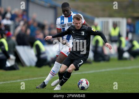 Barrow's Elliot Newby (rechts) und Hartlepool United's Josh Umerah kämpfen um den Ball während des Spiels Sky Bet League 2 im Suit Direct Stadium, Hartlepool. Foto: Samstag, 29. April 2023. Stockfoto